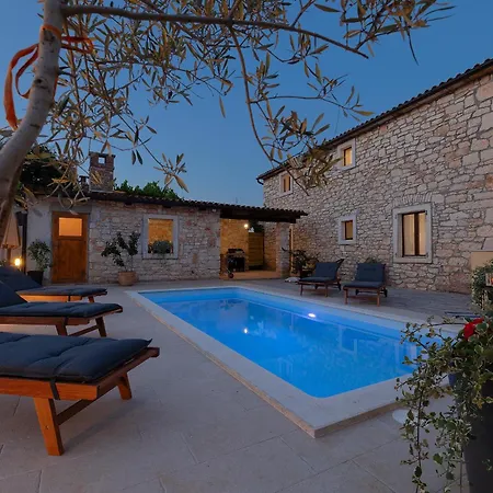 Villa Tonin For 6 People Near Pula With Jacuzzi & Children Playground