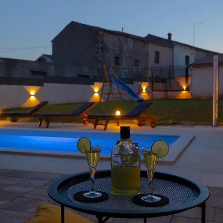 Tonin For 6 People Near Pula With Jacuzzi & Children Playground 빌라 *
