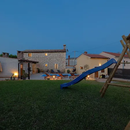 Tonin For 6 People Near Pula With Jacuzzi & Children Playground 빌라 *