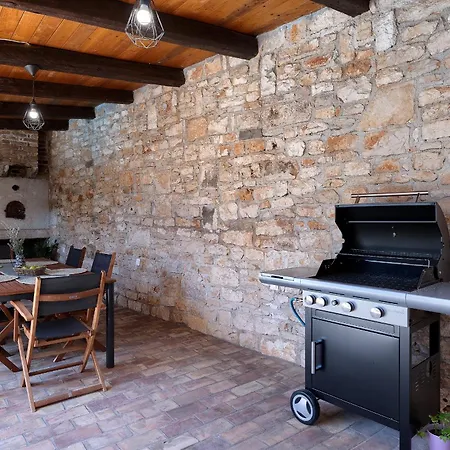 Tonin For 6 People Near Pula With Jacuzzi & Children Playground Marčana