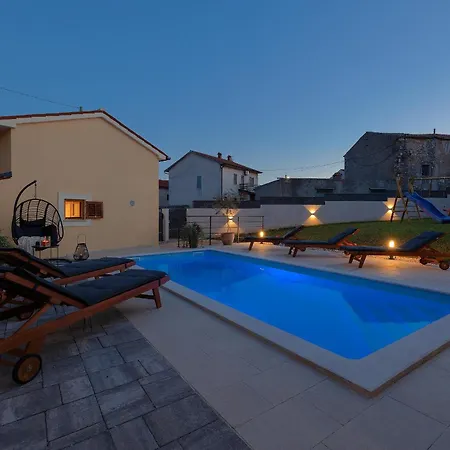 빌라 Tonin For 6 People Near Pula With Jacuzzi & Children Playground Marčana
