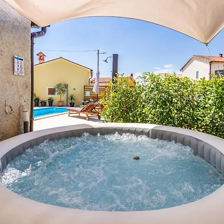 Villa Tonin For 6 People Near Pula With Jacuzzi & Children Playground *